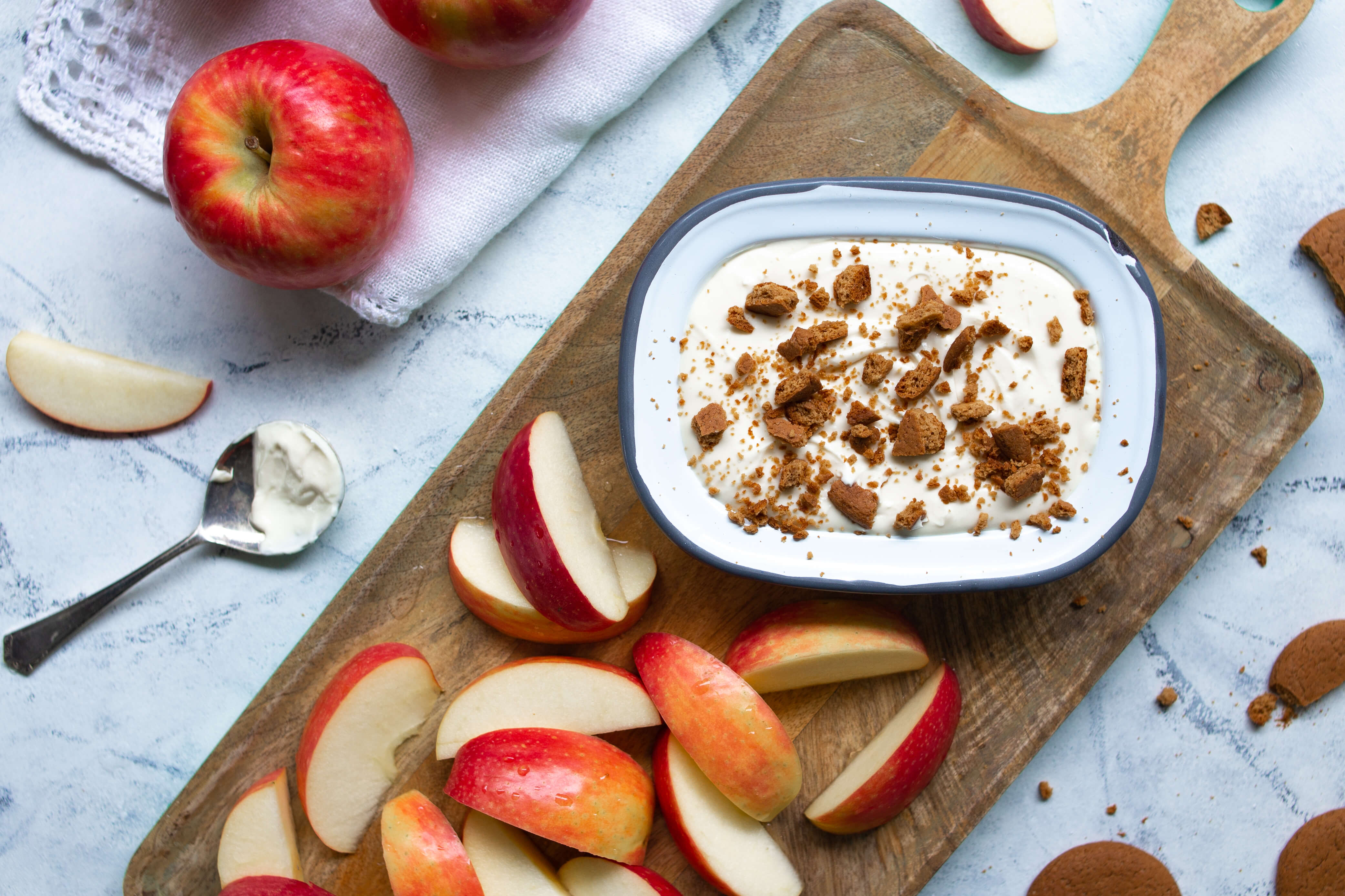 Apple Slices with Light Cheesecake Dip